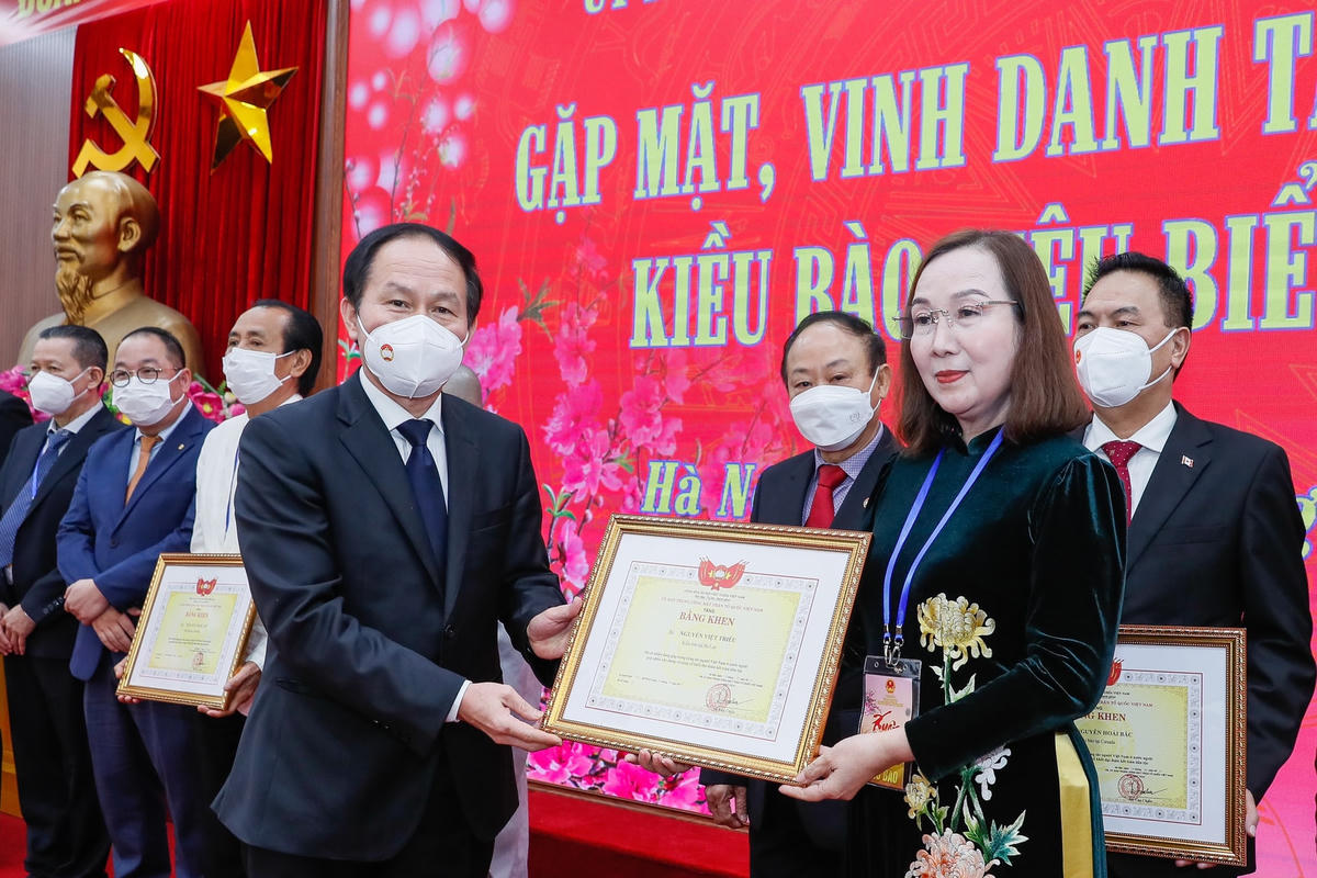 Phó Chủ tịch - Tổng Thư ký Lê Tiến Châu trao Bằng khen cho các tập thể, cá nhân đã có nhiều đóng góp trong công tác người Việt Nam ở nước ngoài.