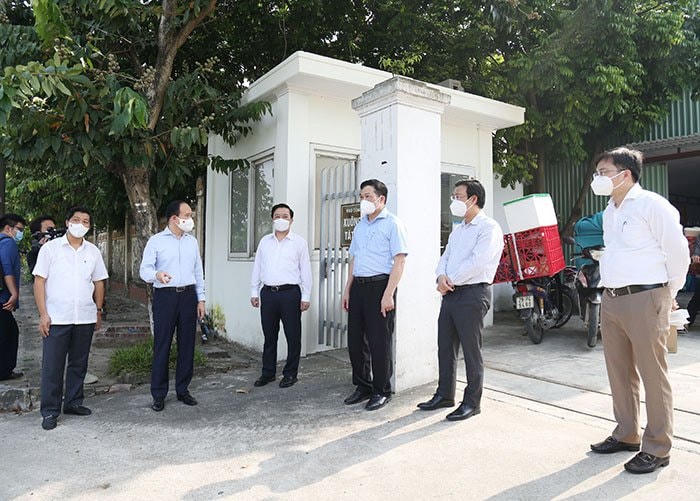 Đoàn kiểm tra tại Cụm công nghiệp Hà Bình Phương.