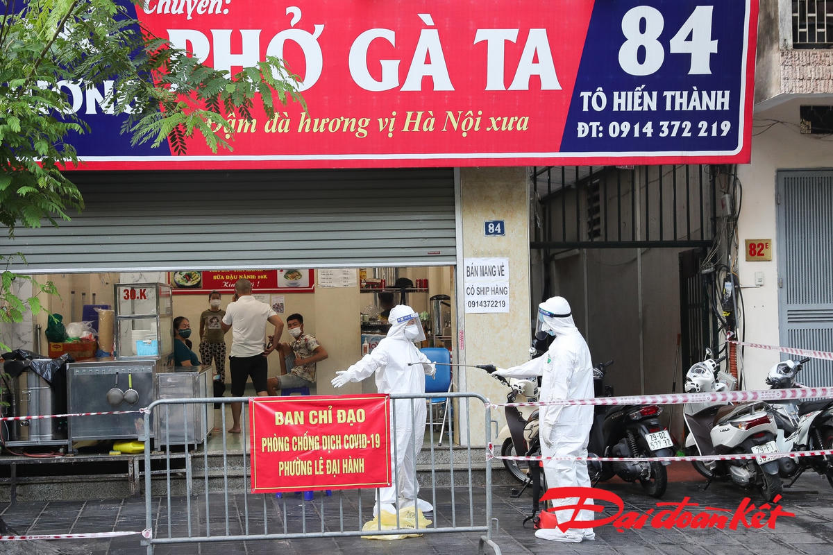 [ẢNH] Triển khai biện pháp phòng dịch tại quận Hai Bà Trưng liên quan 5 ca dương tính 
