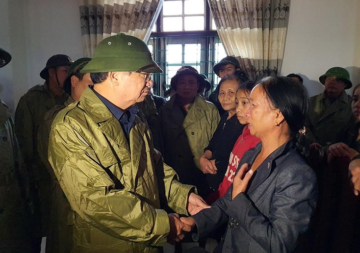 Trò chuyện với người dân xã Quảng Phong.