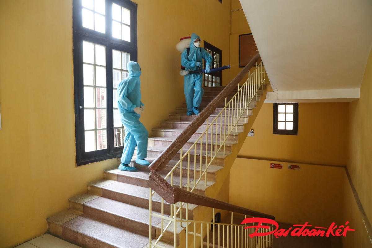 Phun khử khuẩn các điểm thi vào 10 tại Hà Nội