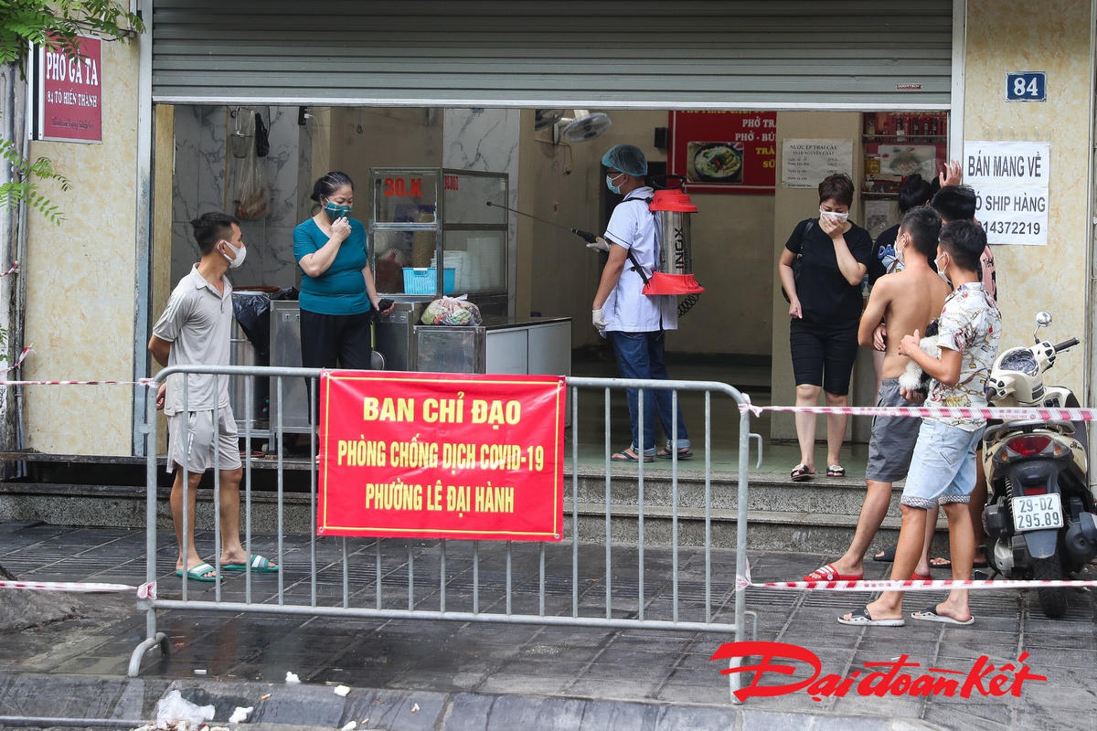 [ẢNH] Triển khai biện pháp phòng dịch tại quận Hai Bà Trưng liên quan 5 ca dương tính 