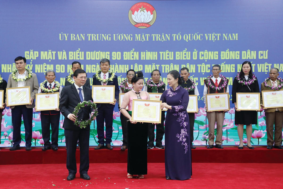 Phó Chủ tịch Trương Thị Ngọc Ánh, Phó Chủ tịch Nguyễn Hữu Dũng tặng bằng khen cho 90 điển hình tiêu biểu ở cộng đồng dân cư.         