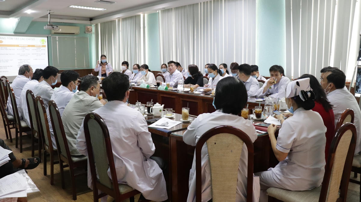 Các bác sĩ hội chẩn tìm phương án để ghép thận cho bệnh nhi.