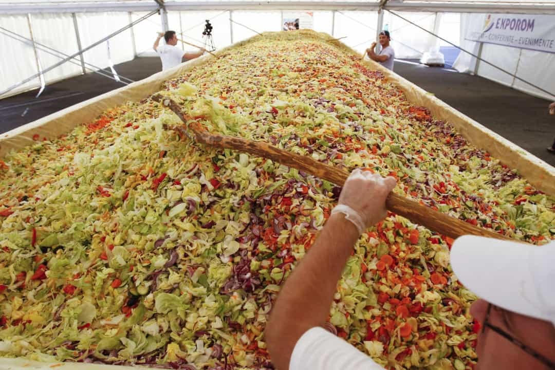 Rumani đã phá vỡ kỷ lục thế giới cho salad lớn nhất vào năm 2012, món ăn nặng 19.050 kg, được làm từ khoảng 20 tấn cà chua, dưa chuột, hành tây, cà rốt, ô liu, ớt ngọt, xà lách xanh, dầu ô liu và muối.  