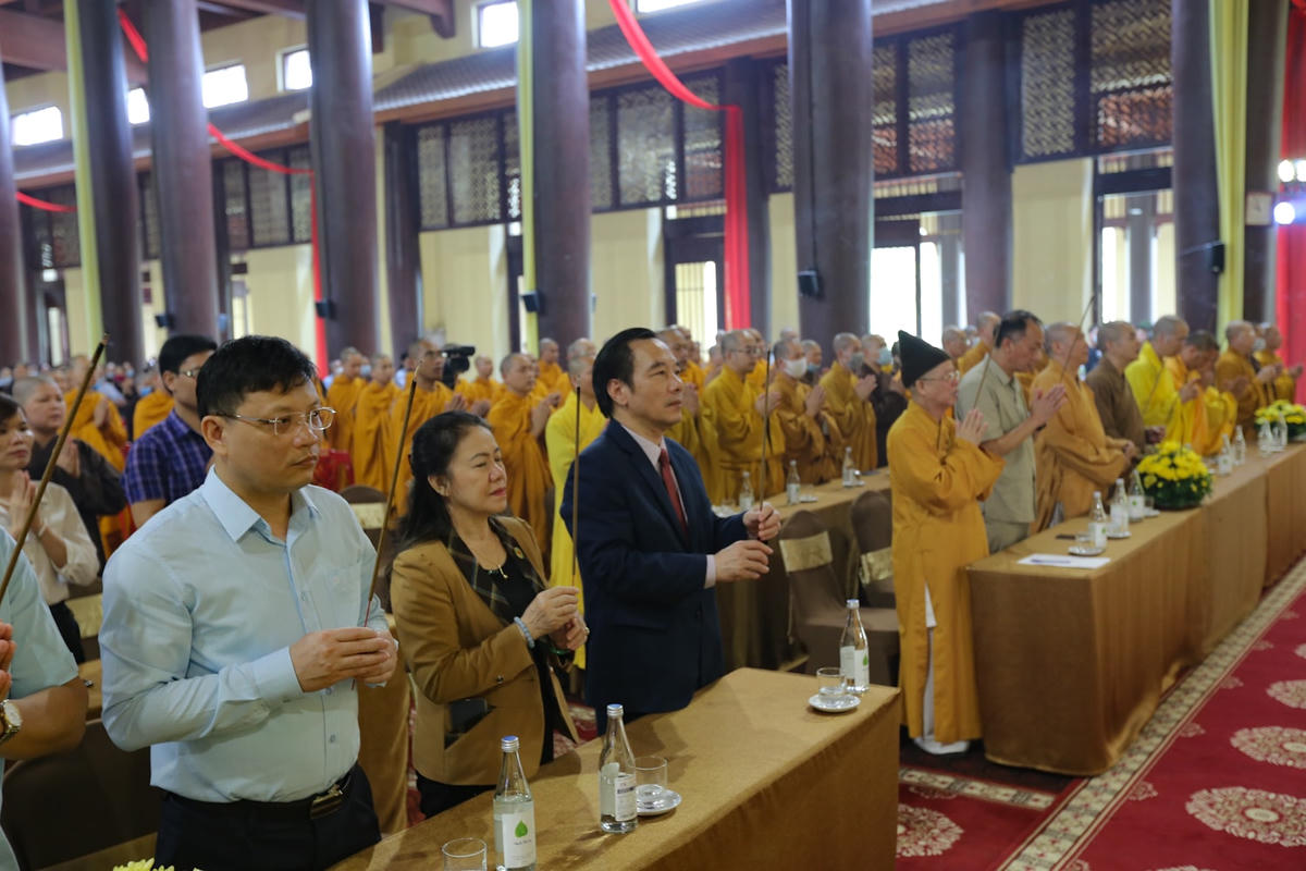 Các đại biểu tưởng niệm Trúc Lâm Đệ Nhị Tổ Pháp Loa Tôn Giả.  Ảnh Lê Anh Dũng.