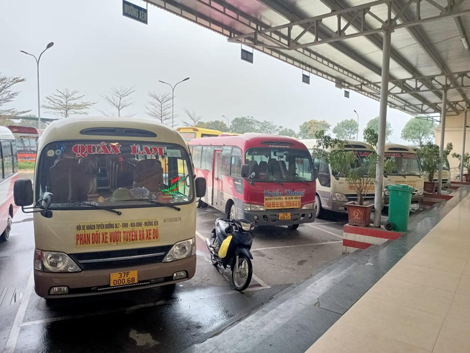 Từ chiều ngày 3/3, hơn 30 xe khách chạy tuyến cố định Vinh - QL7 bãi bến, dừng chạy để phản đối.
