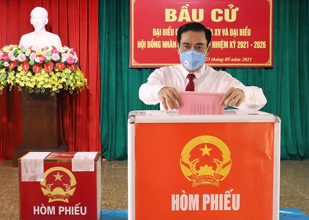 Chủ tịch UBND tỉnh Hà Tĩnh bầu cử tại đơn vị bầu cử số 2, tổ dân phố 2, phường Trần Phú, TP Hà Tĩnh (Ảnh: Báo Hà Tĩnh).