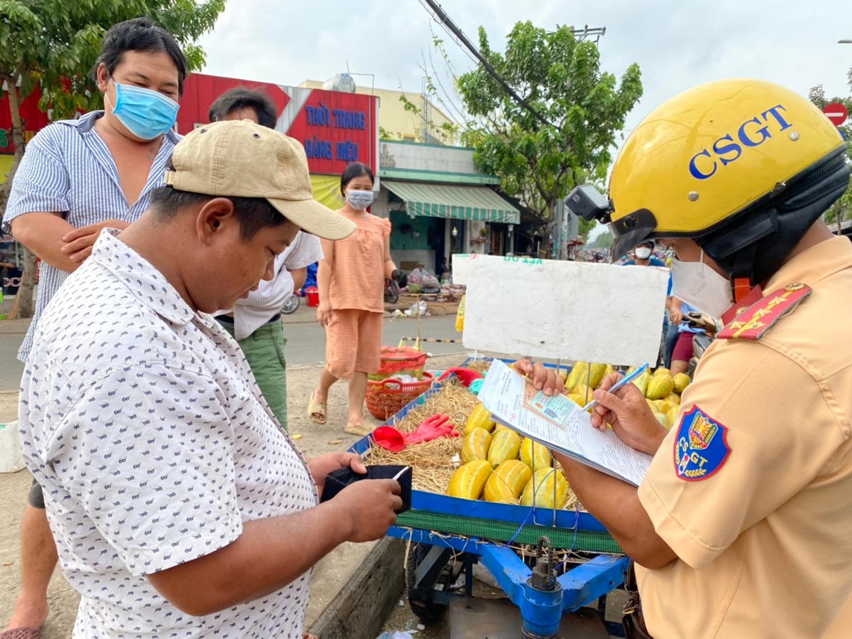 Anh H.H. bị xử phạt vì dùng xe 3 bánh lấn chiếm lòng đường bán hàng.