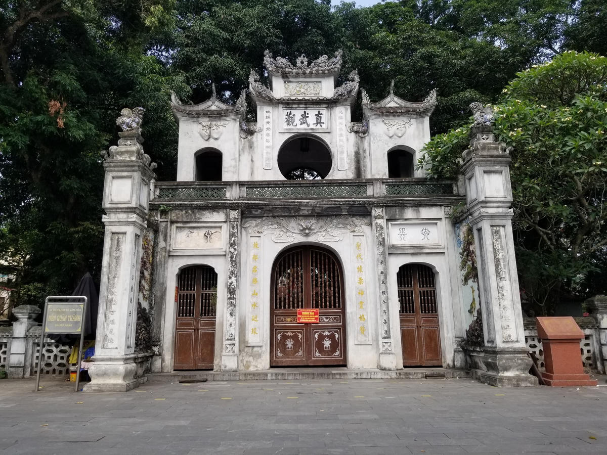 Trước đó, ngày 3/5, UBND TP Hà Nội ra công điện hỏa tốc, yêu cầu đóng cửa đón khách tại các di tích, cơ sở tôn giáo trên địa bàn toàn thành phố.