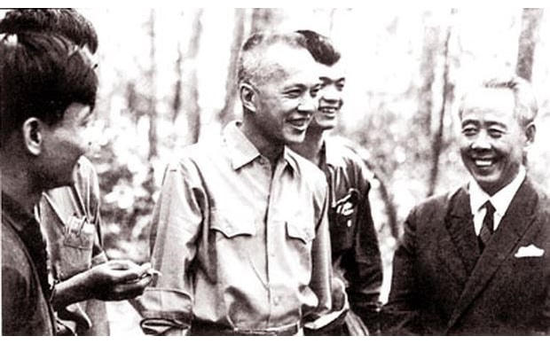 Luật sư Nguyễn Hữu Thọ (đứng giữa). Ảnh tư liệu.