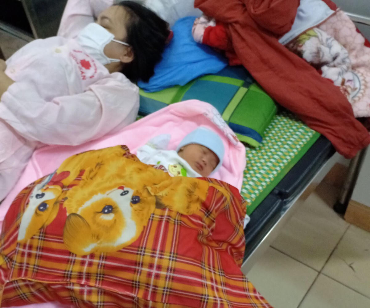 Hiện 2 mẹ con chị Dũng đang được chăm sóc tại Trung tâm Y tế huyện Hải Lăng. Ảnh: TTYT cung cấp.