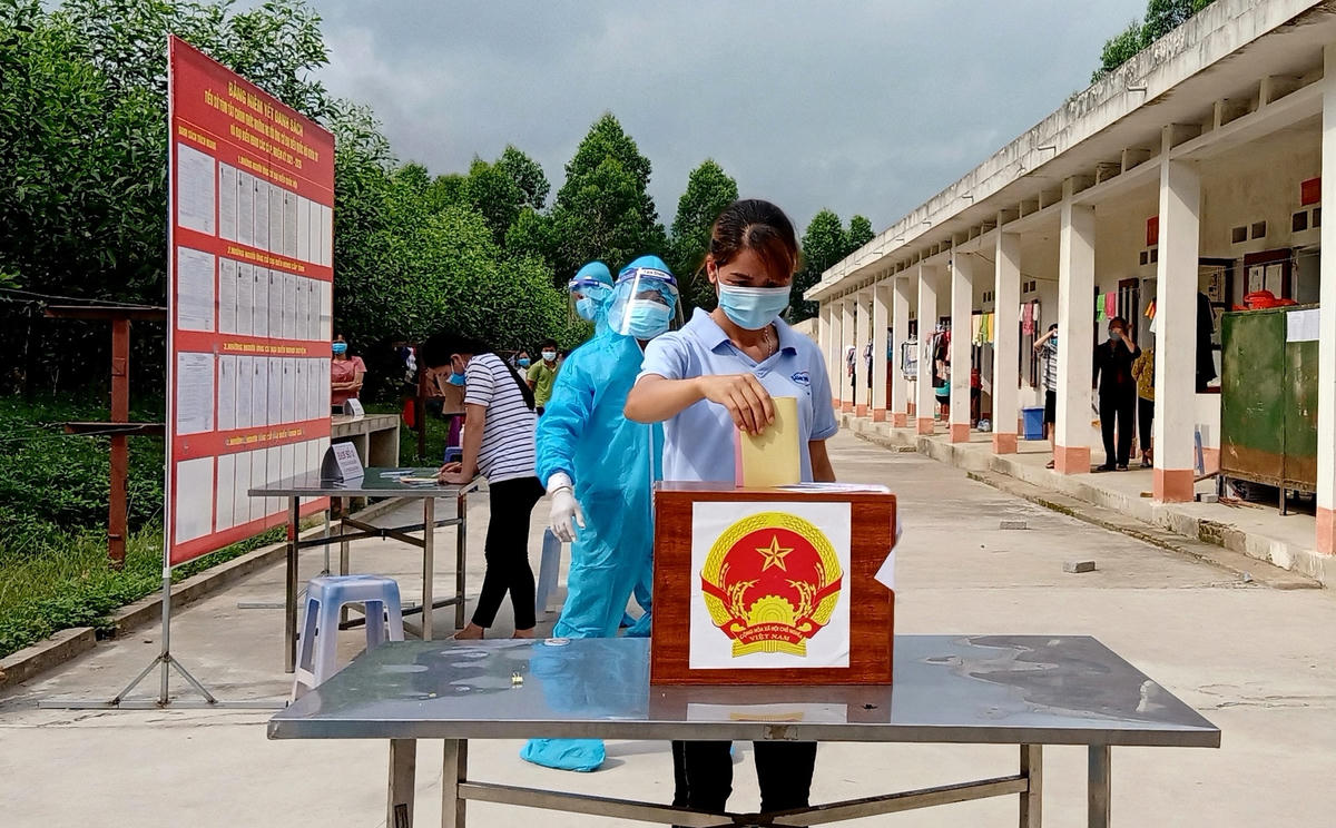 Cử tri khu cách ly tập trung tại Trung đoàn 462 (xã Lệ Viễn) thực hiện nghĩa vụ quyền công dân.  