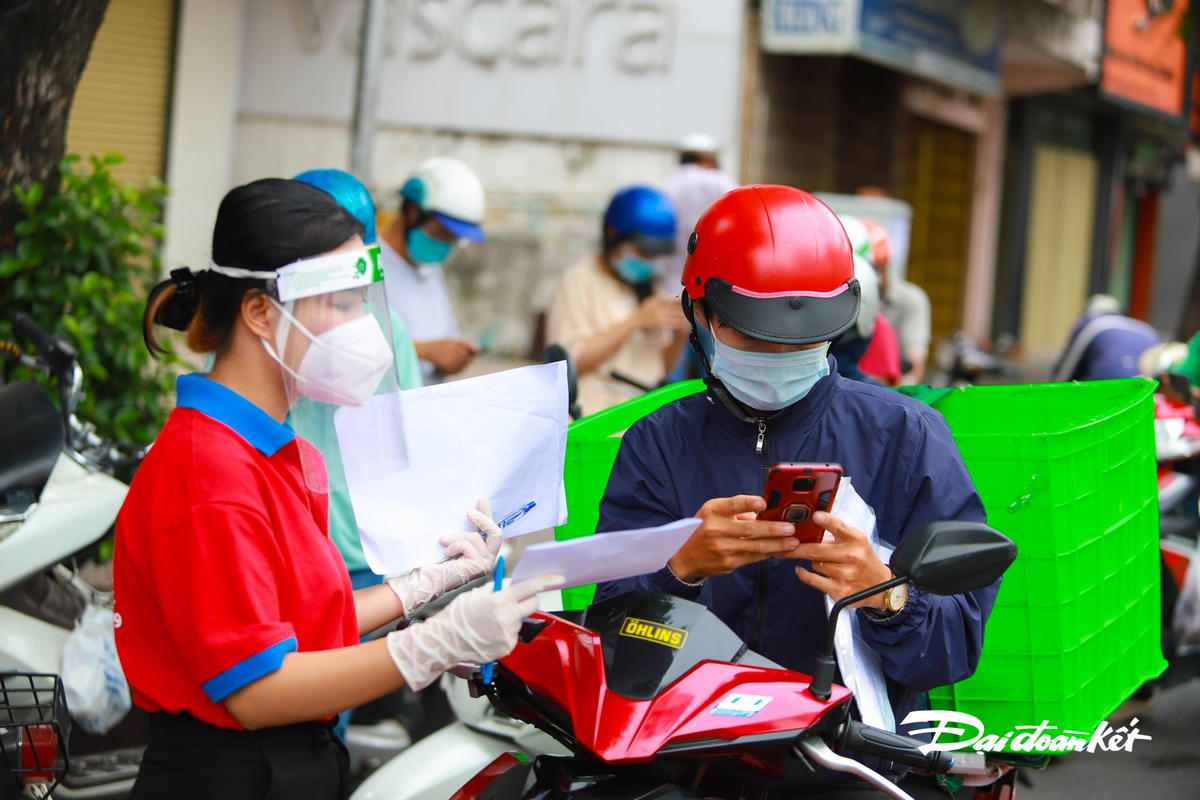 [ẢNH] Người dân vất vả khai báo ‘di biến động dân cư'