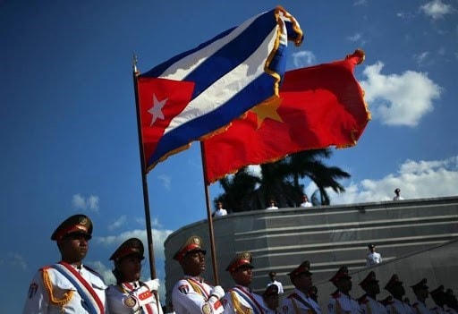 Quốc kỳ Việt Nam và Cuba. (Ảnh: Alianza News).