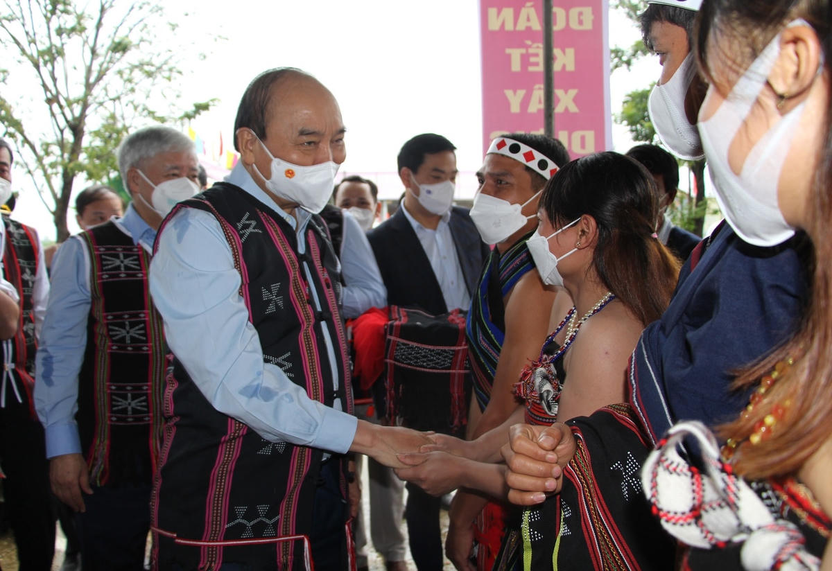 Chủ tịch nước Nguyễn Xuân Phúc trò chuyện với người dân ở xã Ba.