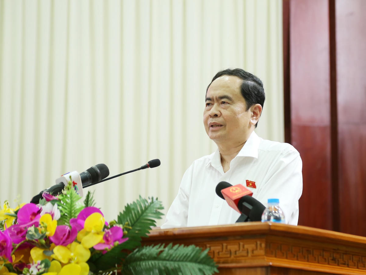 Phó Chủ tịch Thường trực Quốc hội Trần Thanh Mẫn trả lời ý kiến cử tri tại buổi tiếp xúc. 