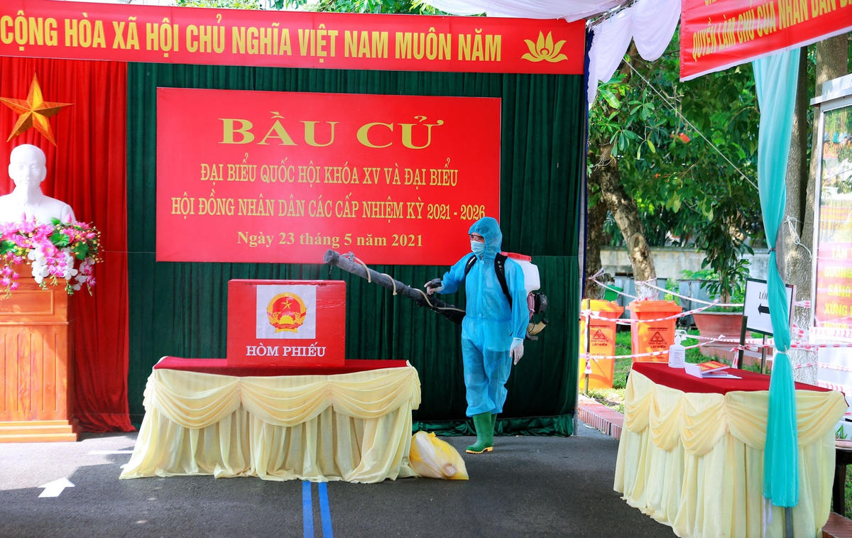 Tiến hành phun hóa chất khử khuẩn toàn bộ khu vực bỏ phiếu.
