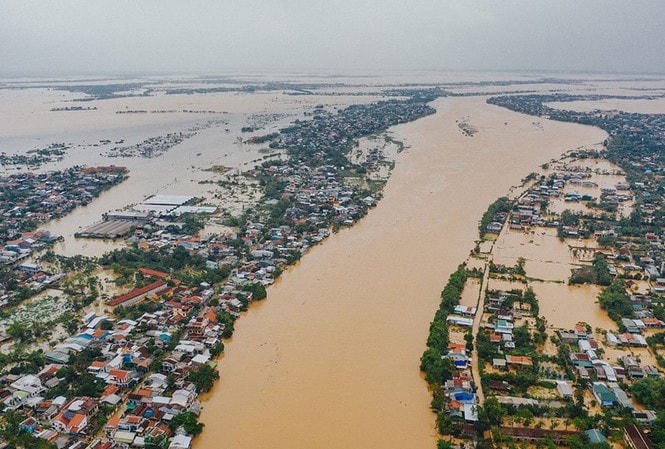 Mưa lũ đang hoành hành các tỉnh miền Trung. Ảnh: TPO.