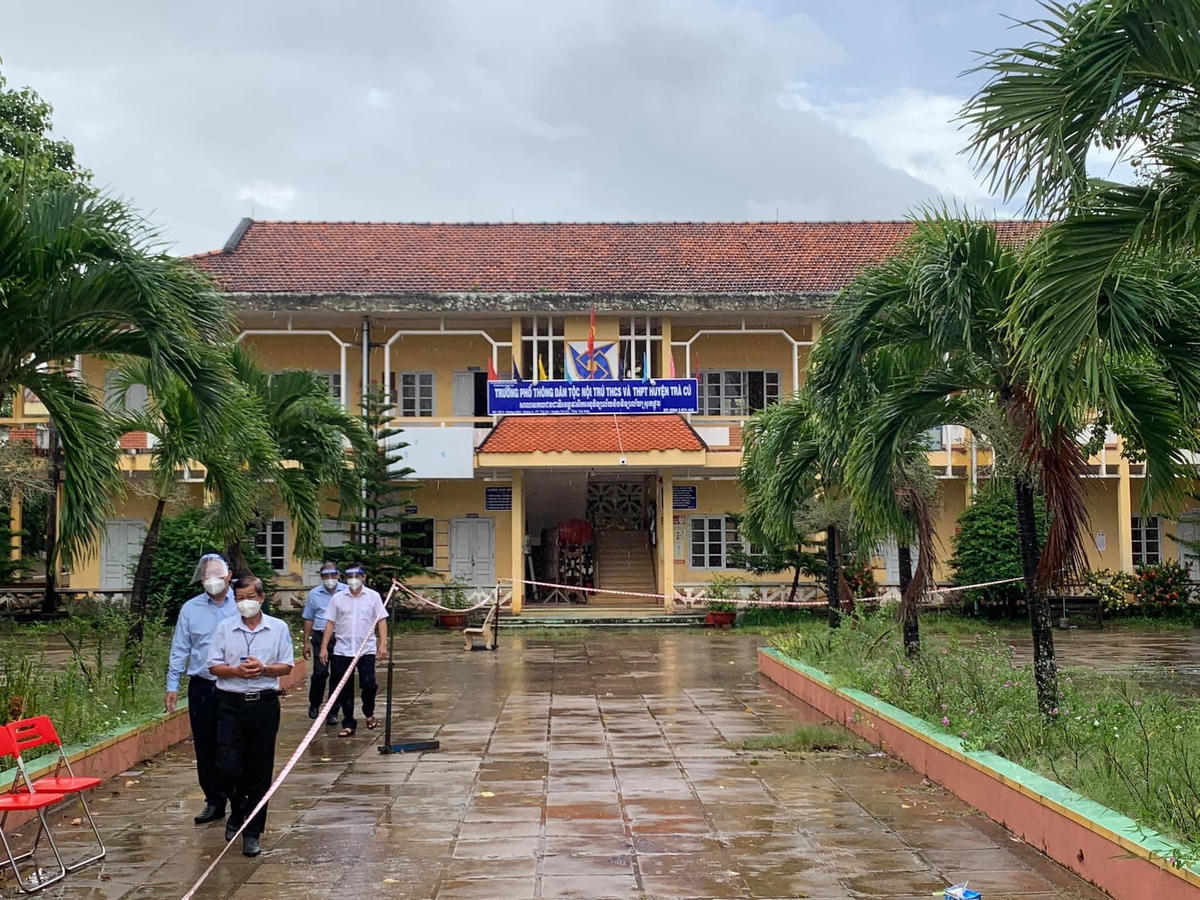 Đoàn công tác Bộ Y tế khảo sát đánh giá tình hình phòng, chống dịch tại điểm cách ly tập trung trường Phổ thông Dân tộc nội trú THCS và THPT huyện Trà Cú. Ảnh: Trung Sơn.