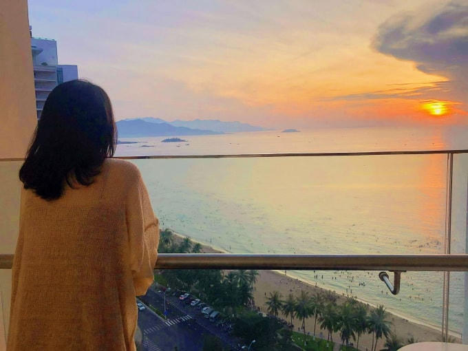 Du lịch Nha Trang với nắng ấm, nước biển trong xanh thấu đáy và sóng lăn tăn xô bờ cát.