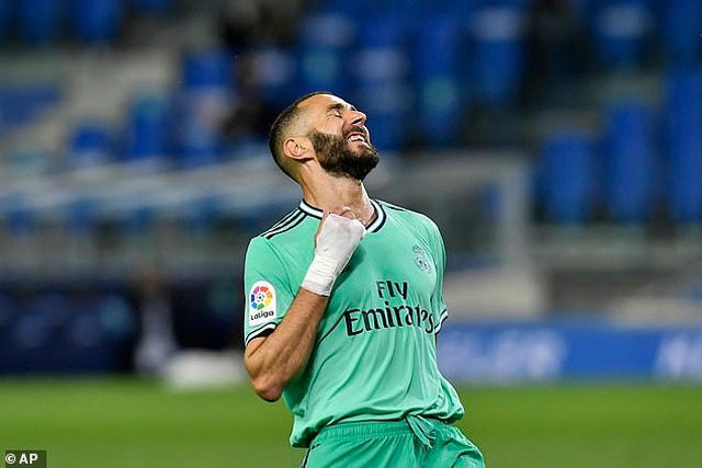 Benzema và đồng đội gặp nhiều khó khăn ở hiệp 1.