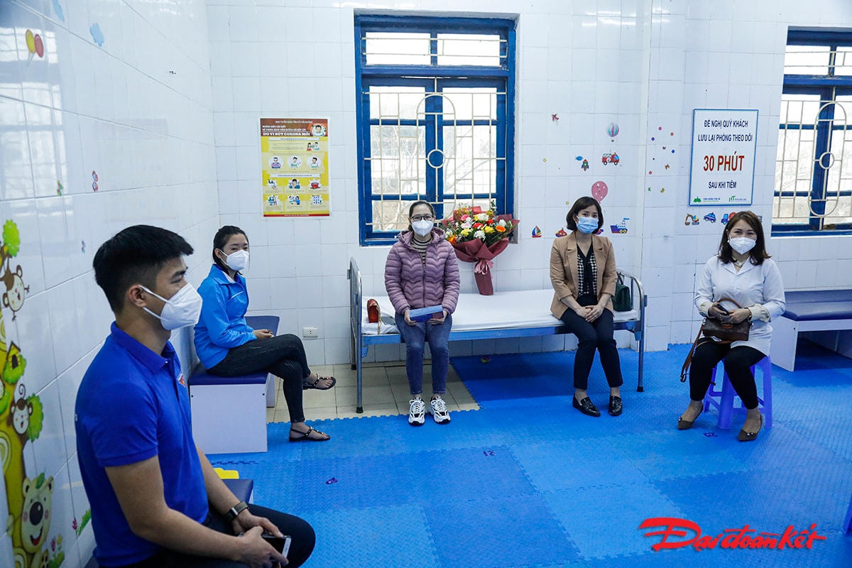 Những người được tiêm xong sẽ chờ ở phòng sau tiêm để theo dõi sức khỏe.