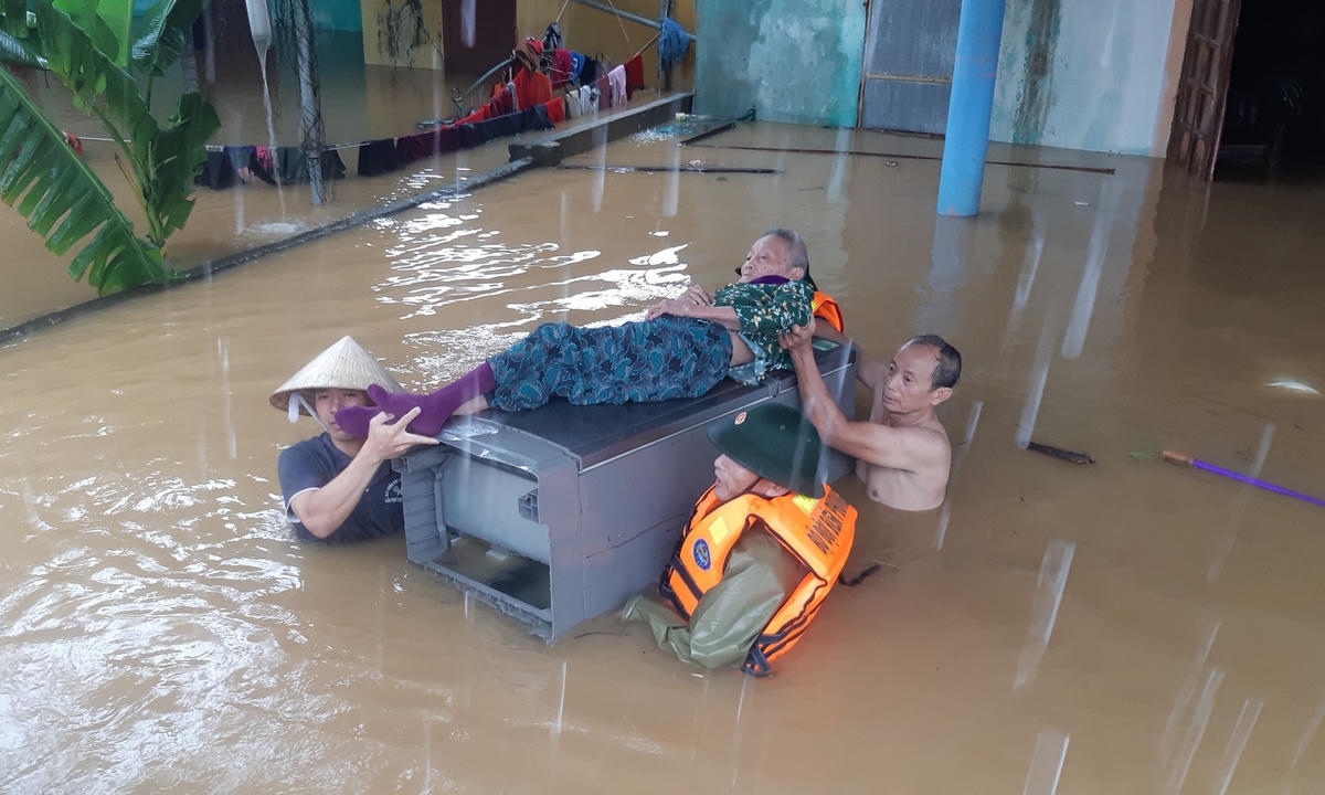 Đưa cụ già, trẻ nhỏ đến nơi an toàn để tránh lũ.