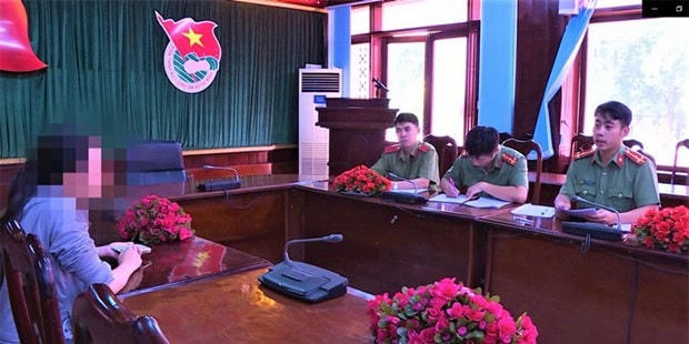 Phòng An ninh chính trị nội bộ, Công an tỉnh Đắk Lắk làm việc với chị D.. Nguồn: Báo Nhân Dân.  