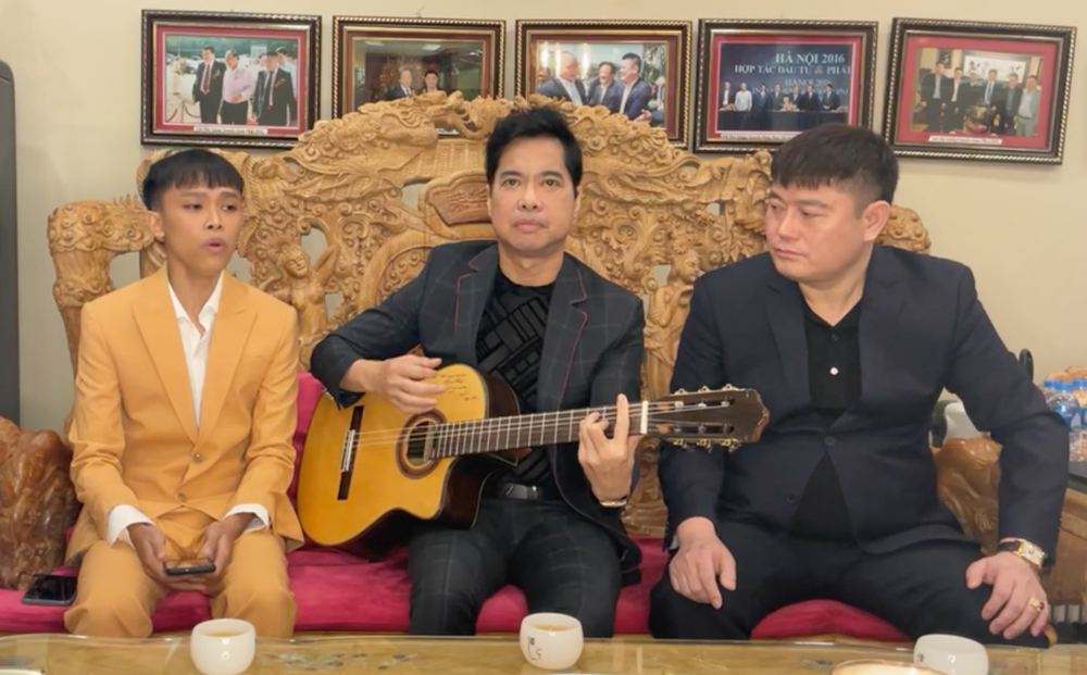Giọng ca nhí ăn diện bảnh bao, ngân nga hát theo tiếng đàn của Ngọc Sơn. 