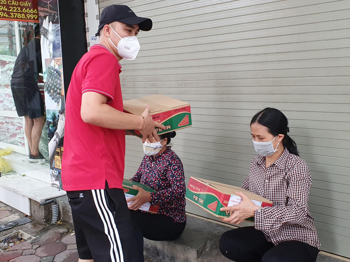 Những thùng mì, bao gạo được phát đến tận tay người lao động.