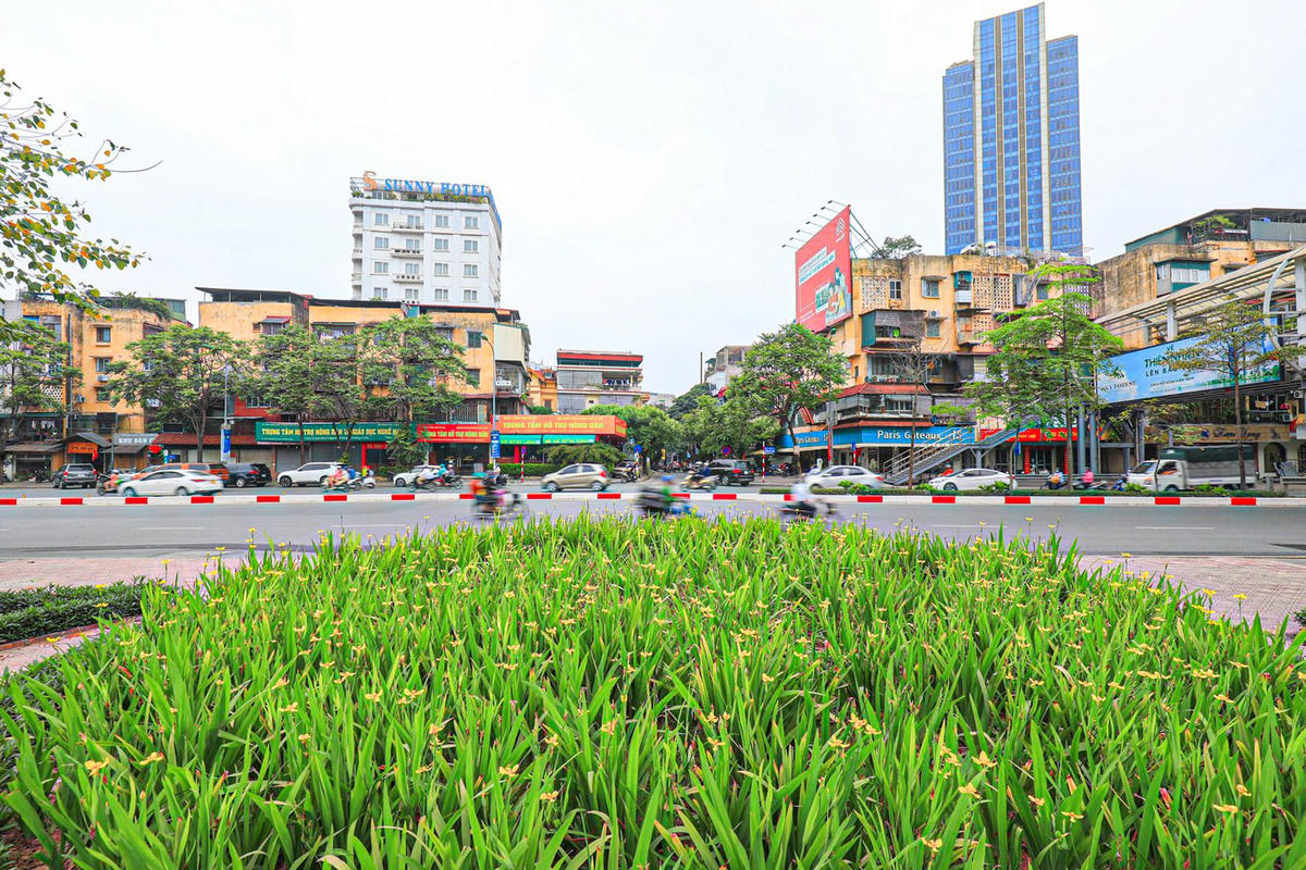 Theo ghi nhận của Đại Đoàn Kết Online, khu vực gần hồ Ngọc Khánh có cơ sở hạ tầng đồng bộ, hiện đại, đông dân cư, cảnh quan đẹp… đây chính là thuận lợi, tiềm năng để phát triển khu phố kinh doanh dịch vụ.