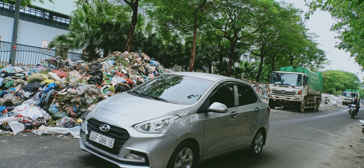 Nước thải chảy lênh láng ra đường.