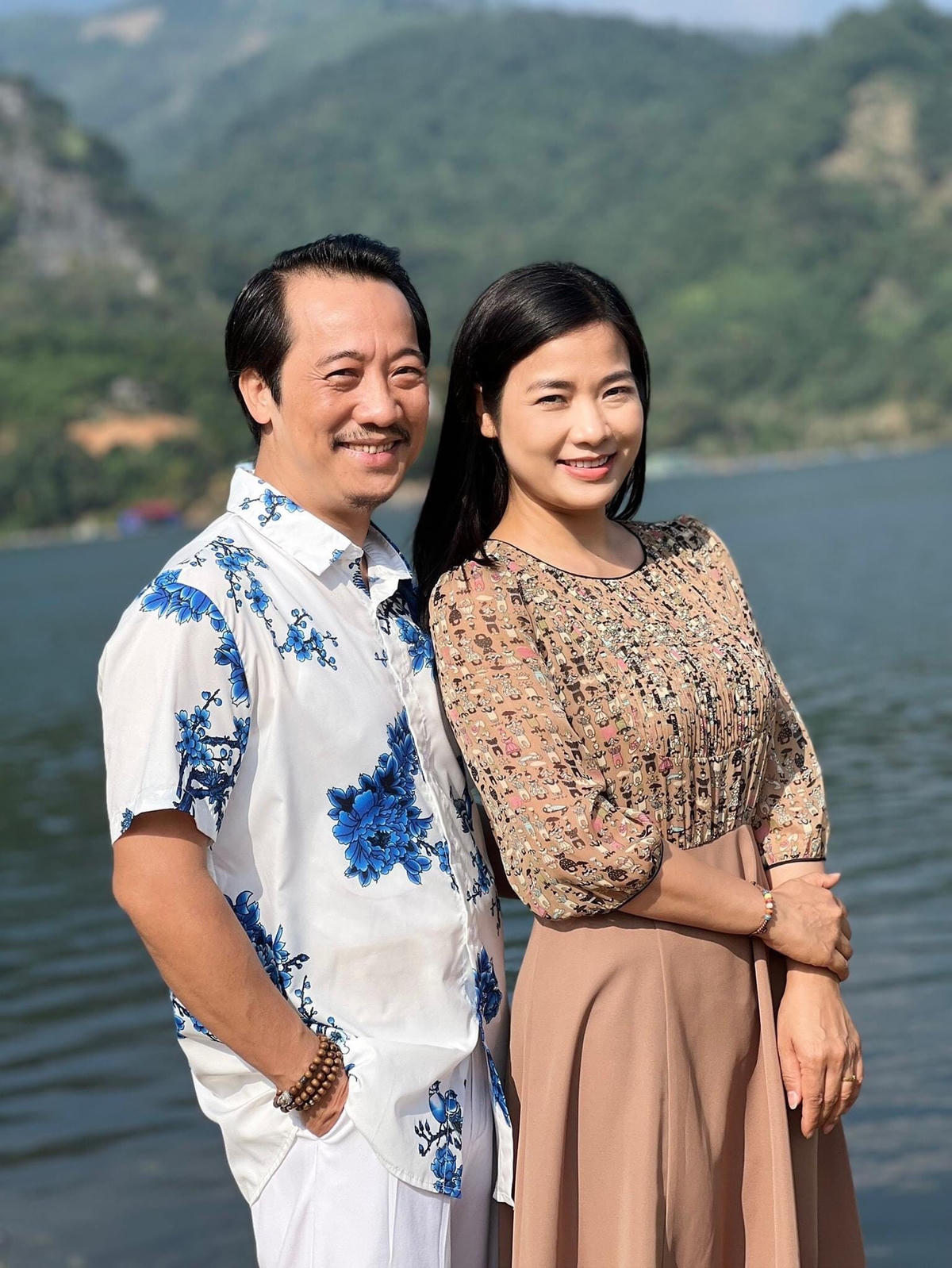 Diễn viên Thanh Bình và bạn diễn Đàm Hằng ở hậu trường "Lối về miền hoa".