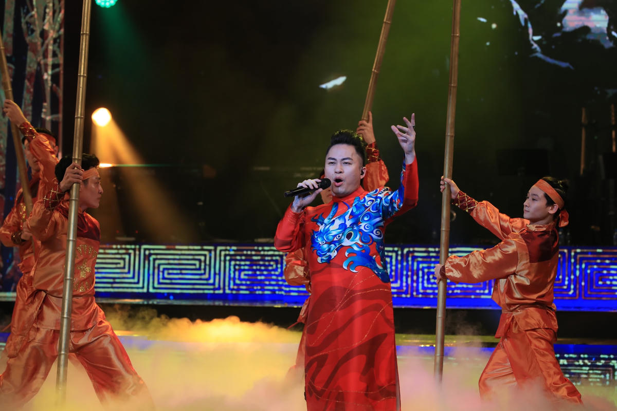 Chương trình năm nay được dàn dựng công phu, ấn tượng với nhiều tiết mục đặc sắc ca ngợi quê hương đất nước.