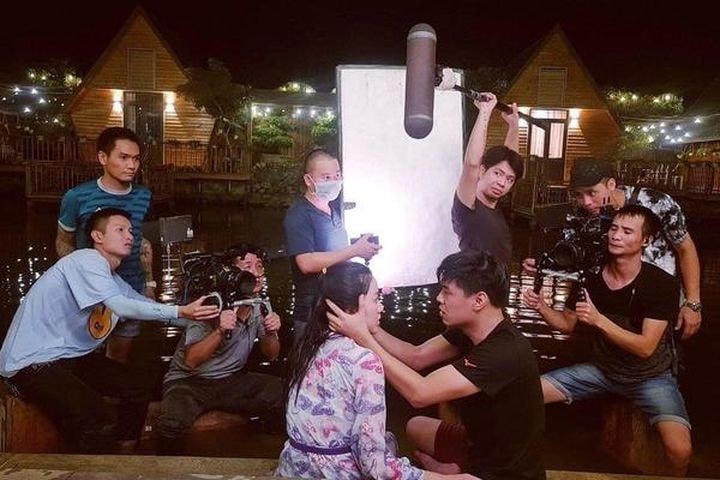 Trung Ruồi cho hay, anh và ekip làm phim mất nhiều công sức khi thực hiện phân cảnh Long "đần" lao xuống hồ cứu Thục Anh. 