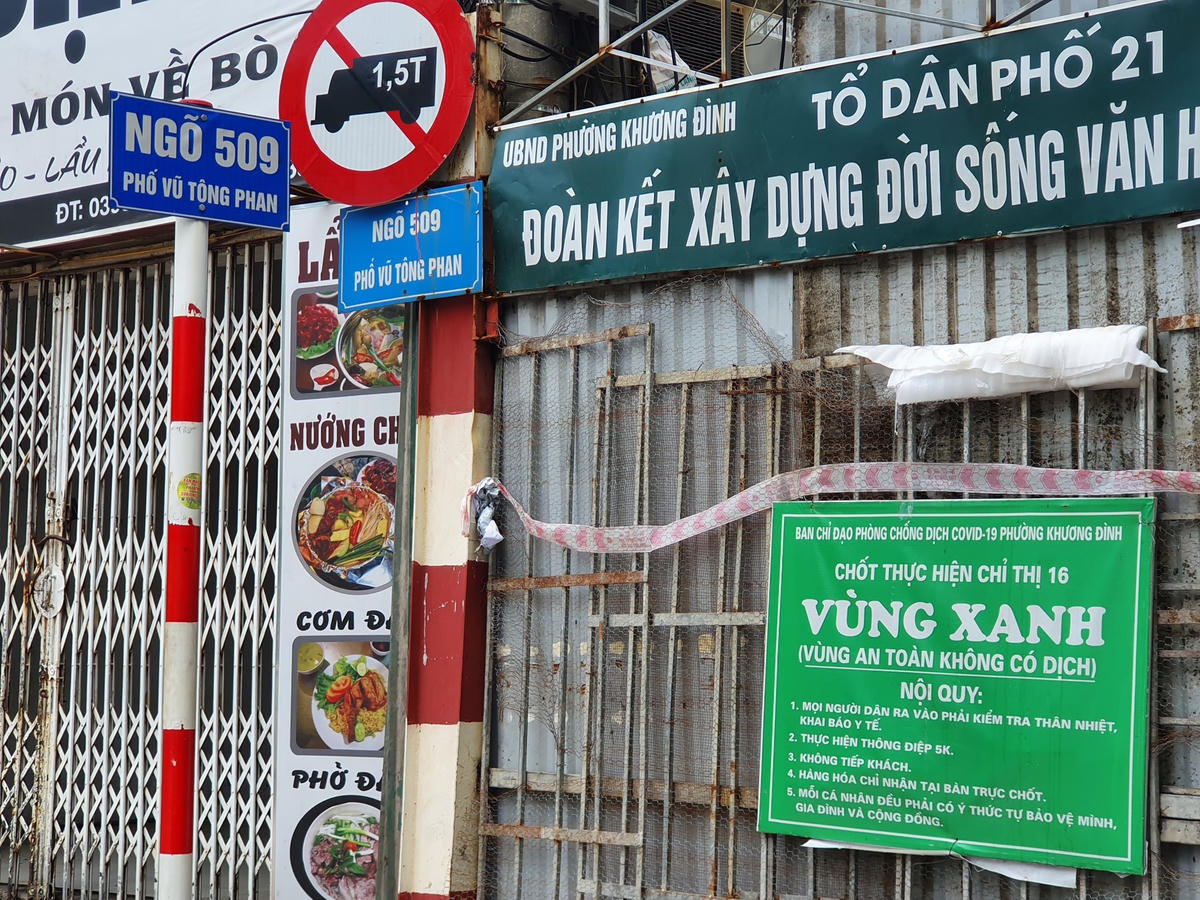 Hàng loạt chốt cứng dựng lên chặn đứng lối di chuyển của người dân, biến những tuyến đường có lượng phương tiện di chuyển đông đúc nay thành ngõ cụt.