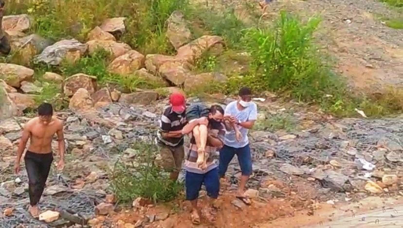 Người dân vớt đưa 1 trong các nạn nhân lên bờ cấp cứu.