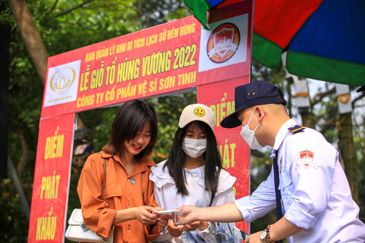 Dù dịch bệnh phần nào đã được kiểm soát song để đảm bảo an toàn cho du khách tới tham quan, UBND tỉnh Phú Thọ đã phối hợp với ngành y tế phun thuốc tiêu độc khử khuẩn ở các vị trí hành lễ, đồng thời tuyên truyền, phát khẩu trang miễn phí cho người dân, đề phòng dịch bệnh có thể bùng phát trở lại.