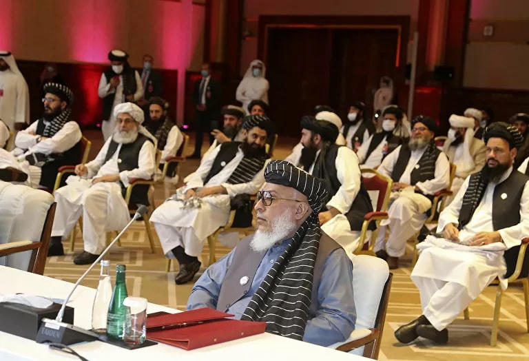 Nhà đàm phán Taliban Abbas Stanikzai và phái đoàn của ông tham dự phiên khai mạc các cuộc đàm phán hòa bình giữa chính phủ Afghanistan và Taliban, tại Doha, Qatar, ngày 12/9/2020. Ảnh: AP.