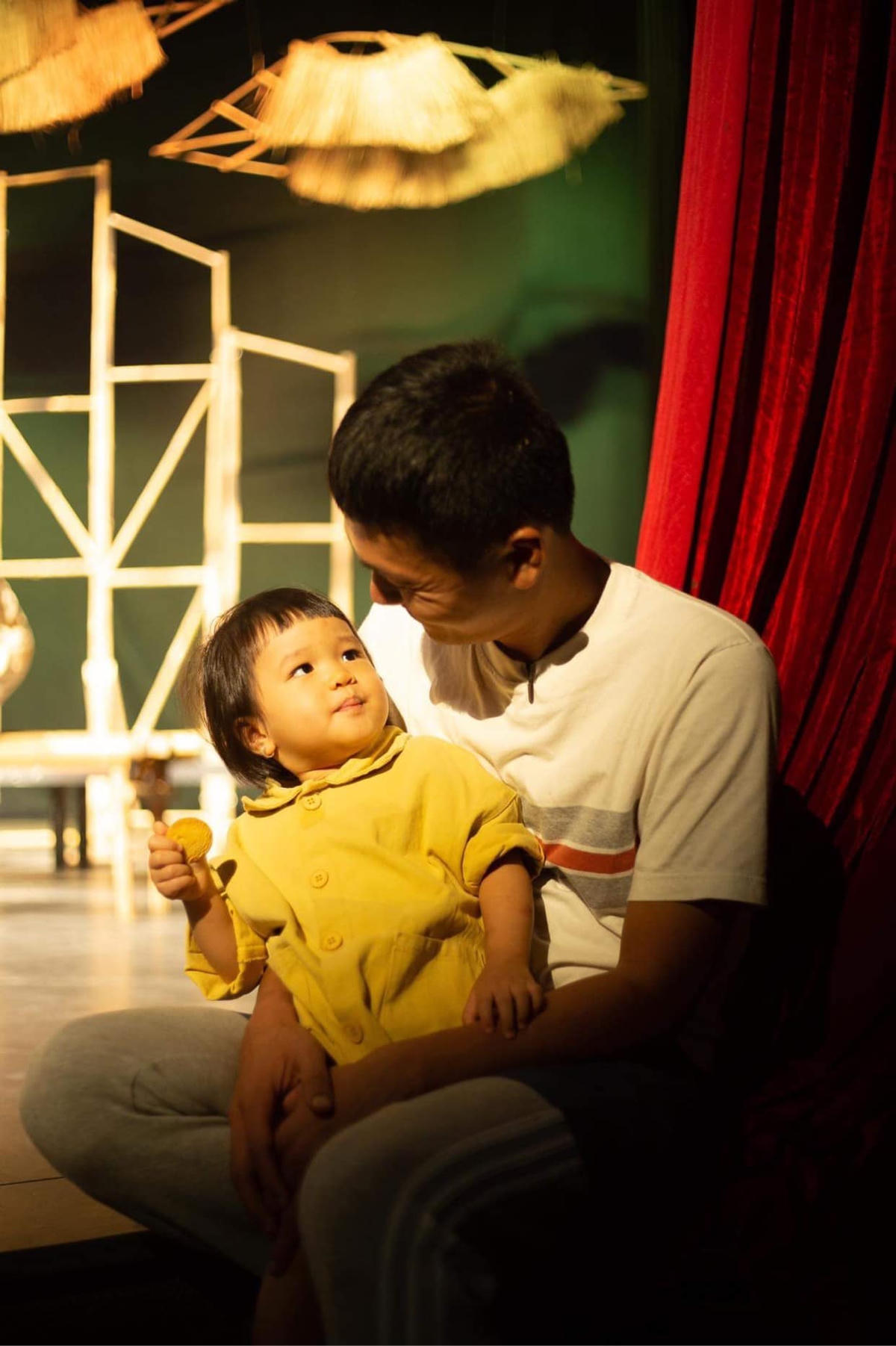 Quang Tuấn chia sẻ chăm con nhỏ không phải là điều dễ dàng. 