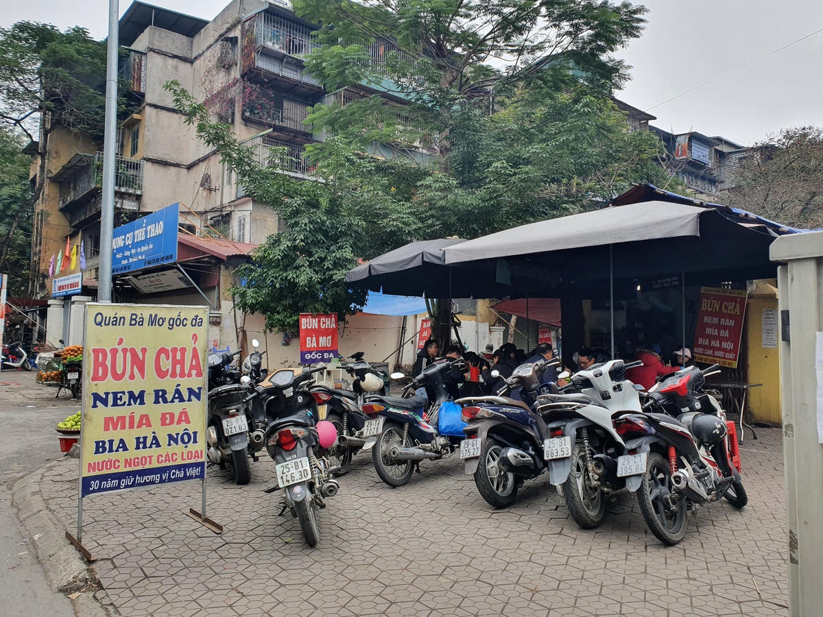 Vỉa hè cũng được tận dụng tối đa làm chỗ để xe cho khách.