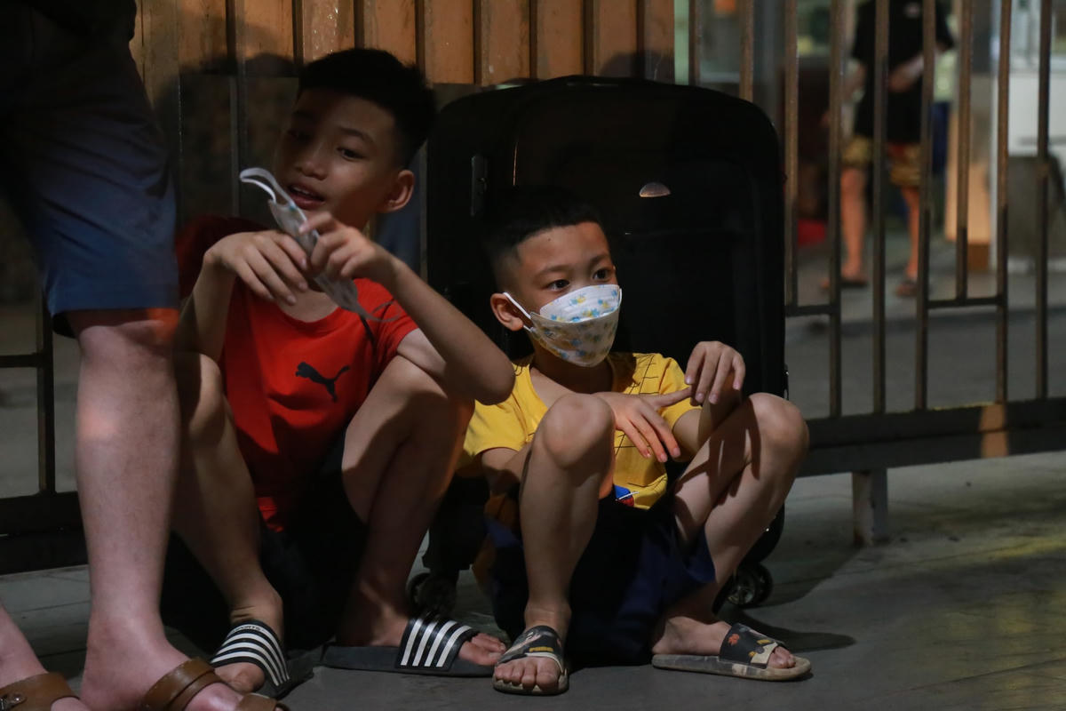 Không chỉ có người lớn, mà ngay cả những em nhỏ cũng đang khá mệt mỏi khi cùng bố mẹ chờ đợi xe.