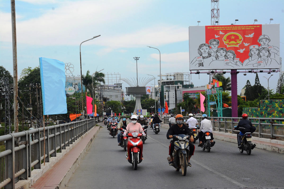 Trên cầu cũng được đặt tấm pano tuyên truyền bầu cử cỡ lớn.