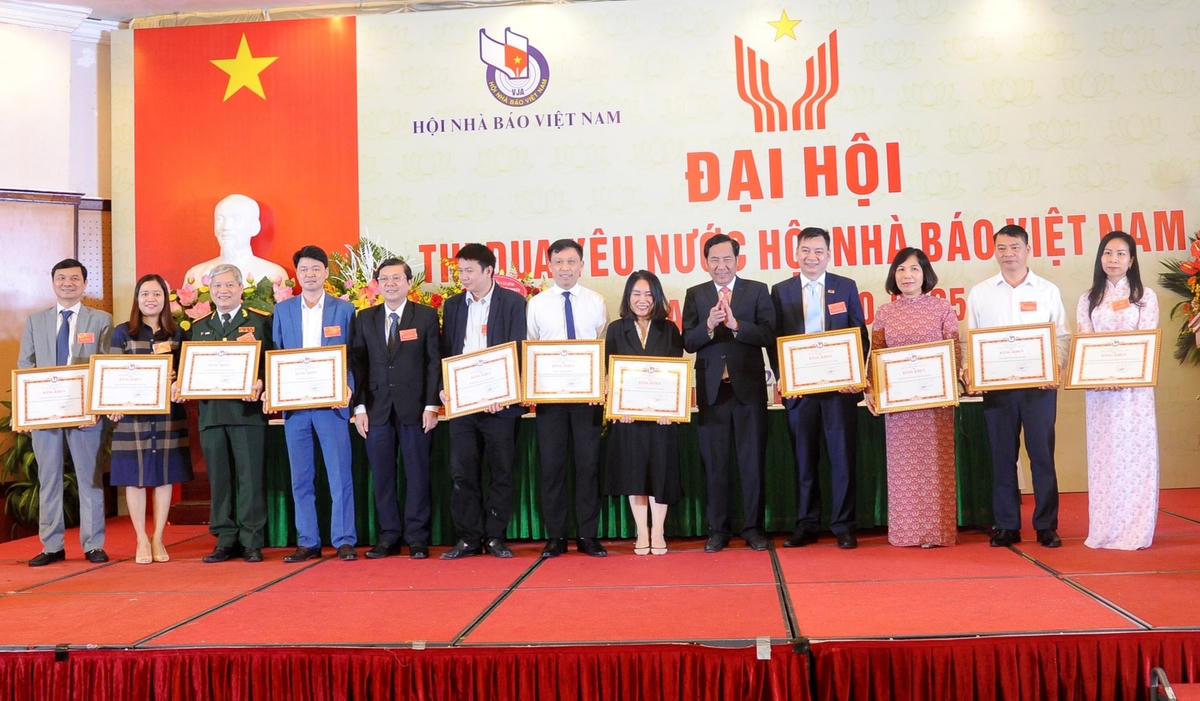 Tôn vinh 22 tập thể tiêu biểu có thành tích xuất sắc trong phong trào thi đua yêu nước Hội Nhà báo Việt Nam giai đoạn 2015-2020. Ảnh: VGP.