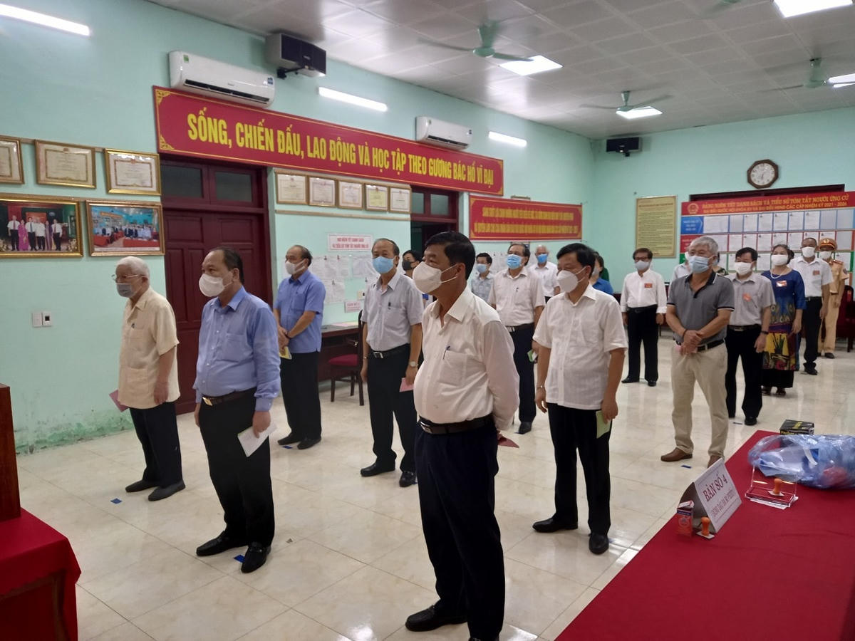 Chủ tịch Ủy ban MTTQ Việt Nam tỉnh Bắc Giang Trần Công Thắng cùng các cử tri tham gia bỏ phiếu.