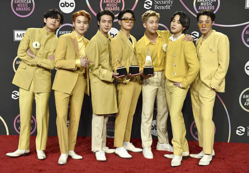 Nhóm nhạc BTS của Hàn Quốc xuất hiện tại buổi họp báo sau lễ trao giải cùng với Cup của 3 giải thưởng vinh dự giành được.