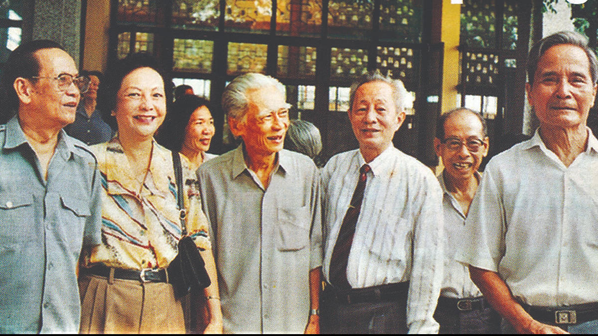 Nhà báo Kỳ Phương (thứ 3, từ trái sang cùng các đồng nghiệp).
