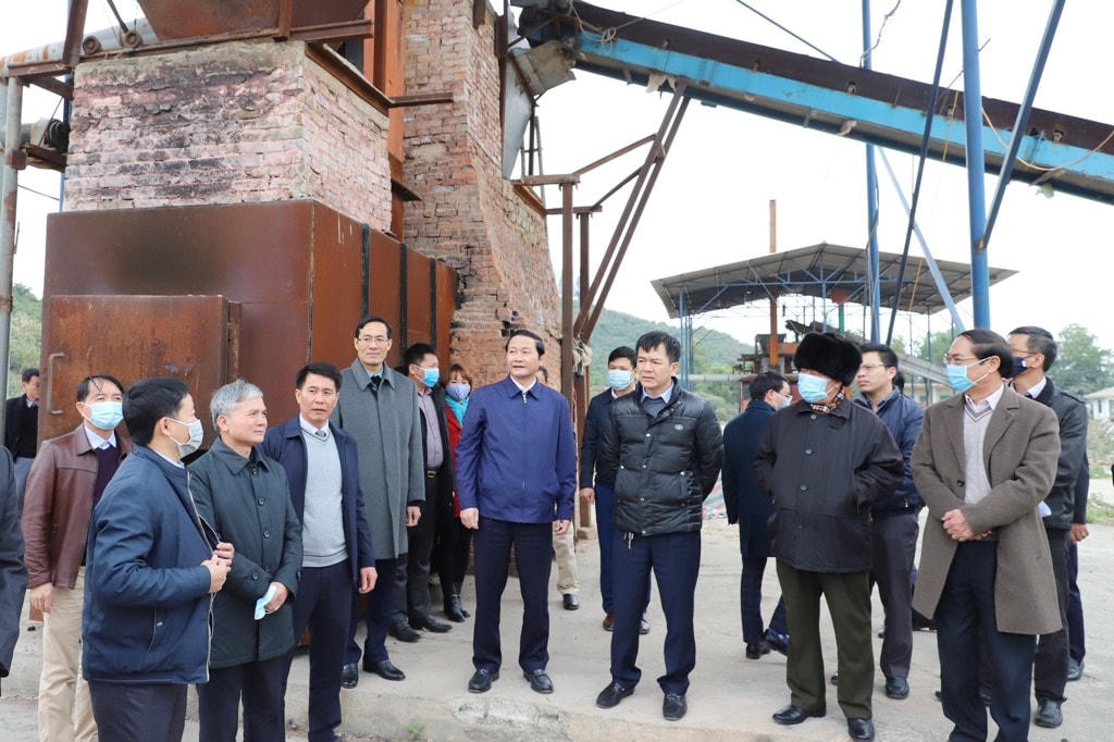 Ông Đỗ Minh Tuấn, Chủ tịch UBND tỉnh Thanh Hoá kiểm tra việc triển khai xây dựng nhà máy xử lý rác thải tại thị xã Bỉm Sơn.