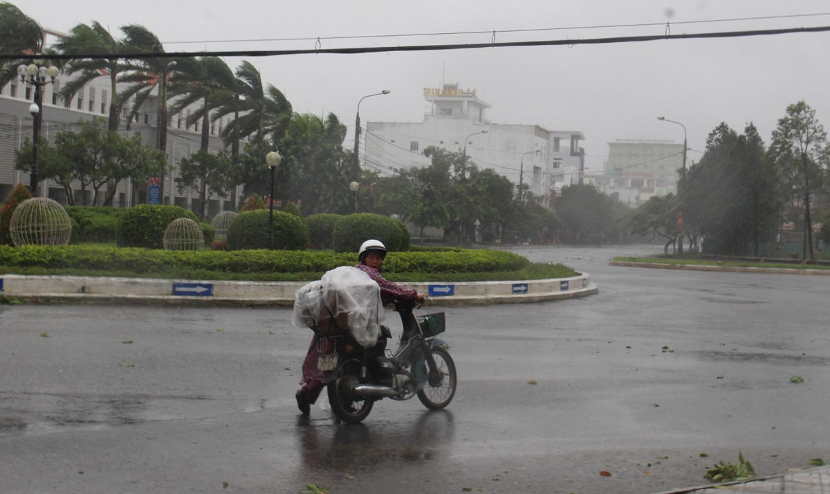 Mưa mỗi lúc càng lớn, gió mỗi lúc càng mạnh.